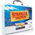 Maletín metálico Stranger Things Hawkins Hitmaker Kit de Doctor Collector con diseño retro de la radio WSQK